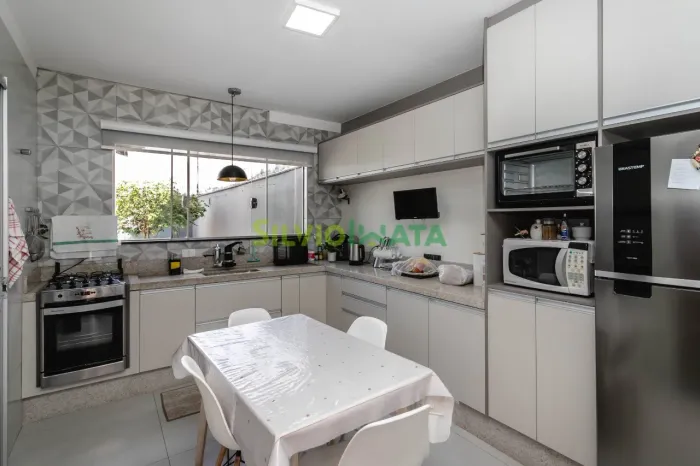 Sobrado à venda com 1 Suíte + 2 Quartos - Maringá/PR