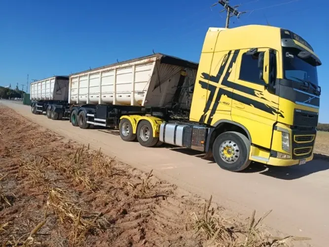 Volvo FH 460 6x4 (Com suspensor) 2020 no Rodocaçamba Randon 2015