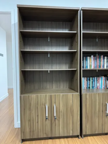 Estante livreiro MDF amadeirado