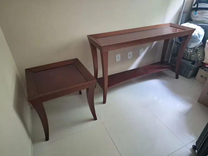 Vendo aparador e mesas laterais