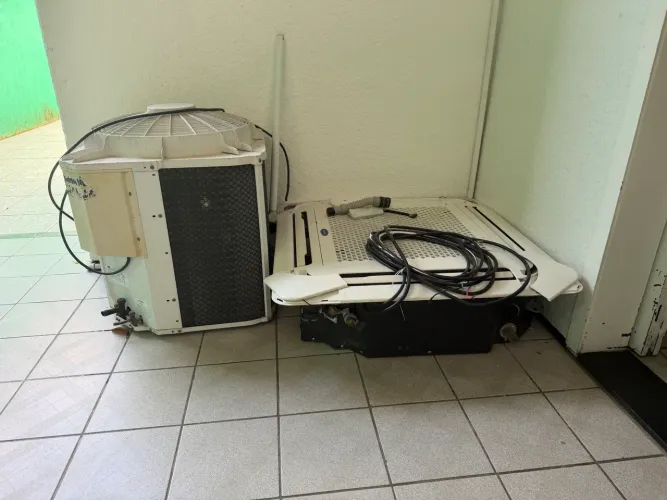 Ar condicionado CASSETE CARRIER 36.000 BTU. Não tem um ano de uso