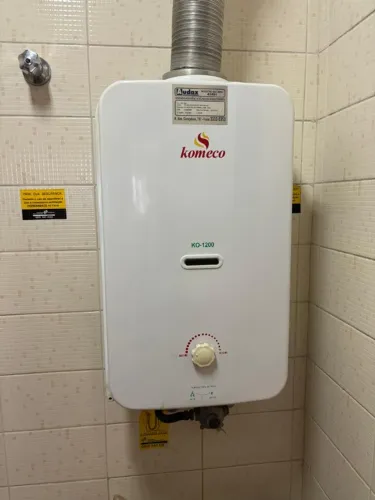 Aquecedor de água à gás exaustão natural Komeco KO-1200) Automático 2 pilhas GLP 10/12 L/m