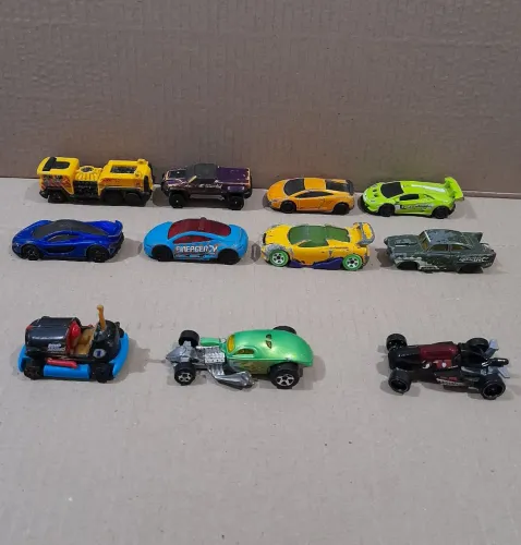 Lote 11 carrinhos Hot Wheels