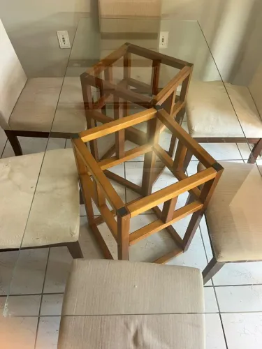 MESA DE JANTAR COM TAMPO DE VIDRO E CADEORAS ESTOFADAS
