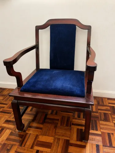 Cadeira de madeira com estofado azul