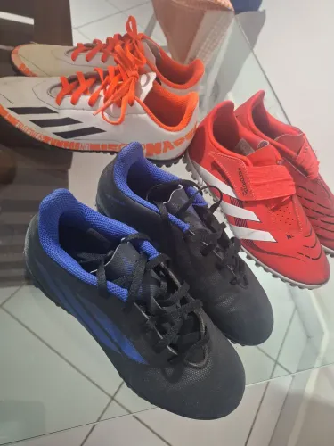 Vendo tres pares de chuteiras Society Adidas infantil, seminovas, criança usou muito pouco