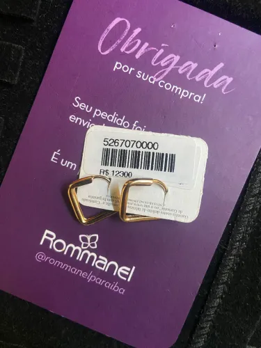 brincos de argola com design geométrico angular