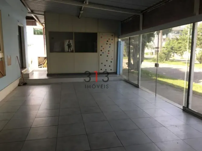 Ampla casa de rua linear composta de sala com varios divisorias sotao e area de servico e 