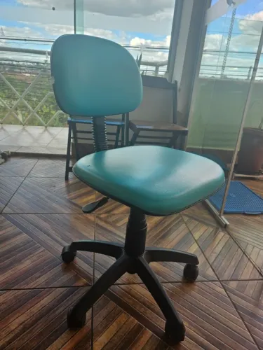 vendo uma cadeira cor verde, giratoria, para escritorio/comput., com regulagem de alturat