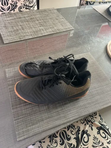 Chuteira futsal kipsta