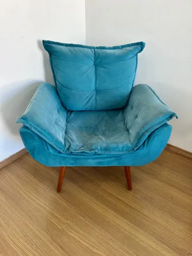 Poltrona Decorativa Opala Azul Turquesa Suede - Pés Palito