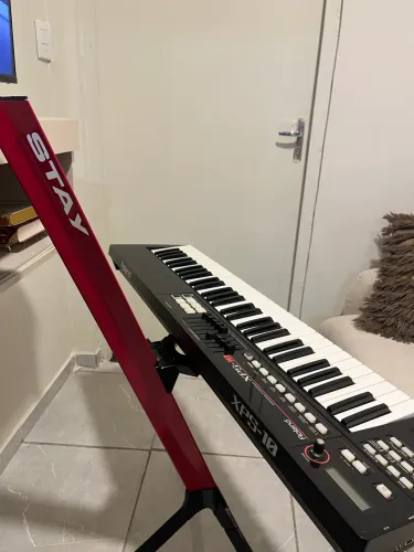 Estante Teclado Stay Slim Vermelho