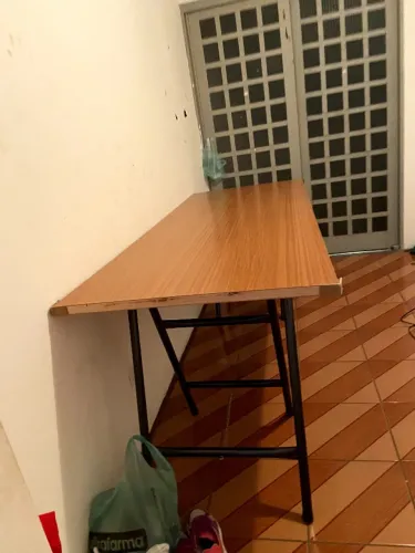 Mesa de madeira para setup gamer com cavalete