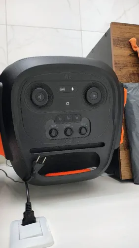 Caixa de som JBL 710