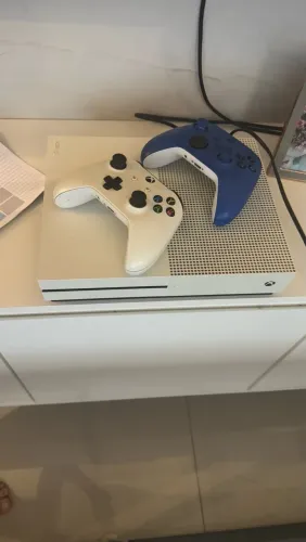 X Box One S com 2 controles