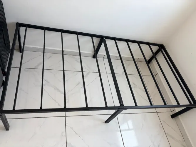 ?Estrutura de cama de metal de solteiro