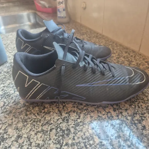 CHUTEIRA CAMPO NIKE MERCURIAL NÚMERO 42