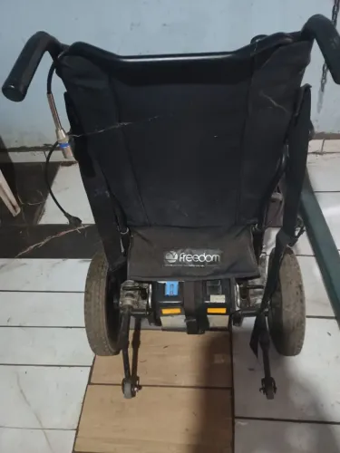 Cadeira de rodas motorizada e guincho