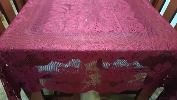 Toalha de Renda Vinho Floral Vermelha p/ Mesa Retangular 6 cadeiras (Bangu, próx. ao shop)