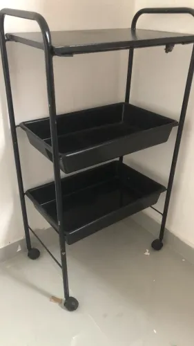 Cadeira com rodas e estante com rodas