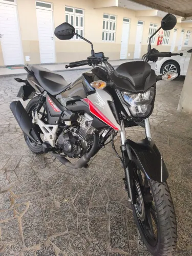 Vendo Titan 2025 1.300 km rodado