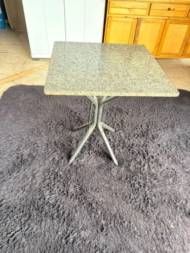 Mesa de mármore usada marcas de uso 0.70 por 0.70 ((ENTREGO GRATIS))