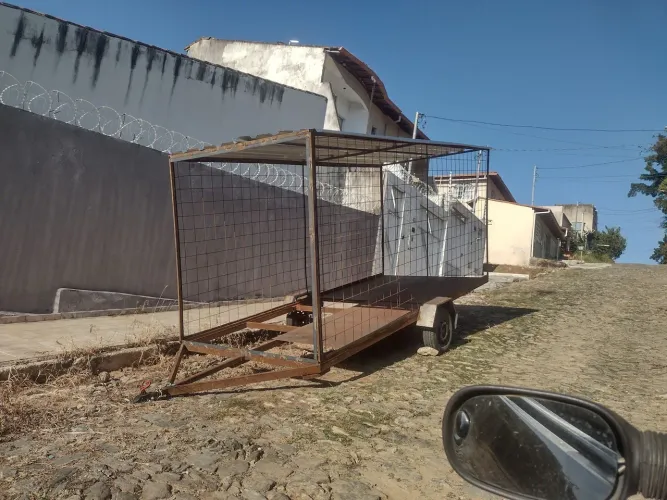 Reboque multiuso medidas:4m largura 1.90m lateral 2m altura COM DOCUMENTO