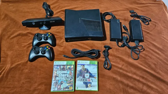 Xbox 360 slim com 2 controles 2 jogos e duas fontes de alimentação (usado)