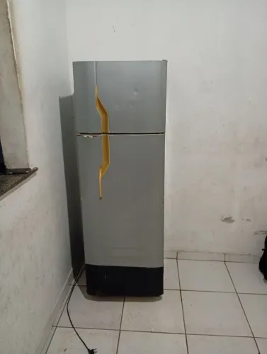 Vende se uma geladeira 250 reais interessado chama no zap * Cleiton