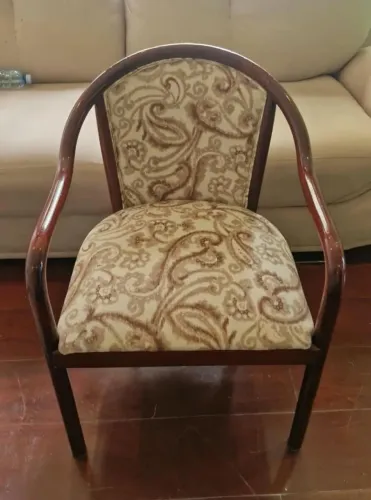 Vend linda poltrona antiga de madeira escura