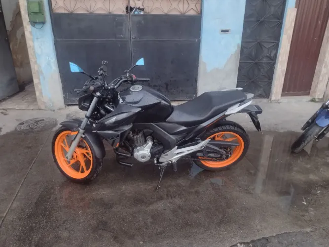 Moto super econômica e esportiva... excelente pra viajar mais ainda pra trabalhar.