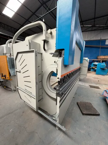 Dobradeira CNC Ermak  30120 3 Metros 120 Ton Revisada Ano 2011
