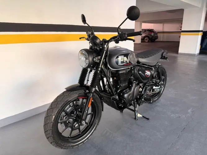Hunter 350 - Royal Enfield com acessórios 
