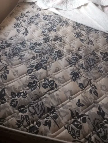 Vendo uma cama de casal com base e o colchão
