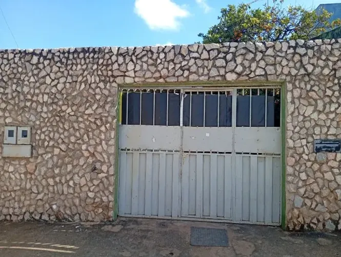 Casa na Quadra 421 Conj 8 de Samambaia são 02 moradias uma de dois quartos e uma de um qts