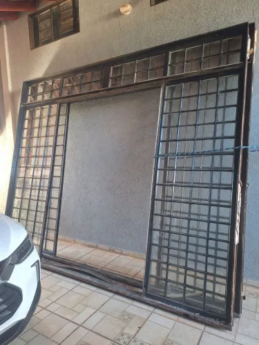 VENDO PORTAS DE FERRO MACICO COM VIDROS