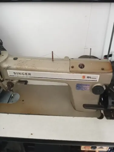 Máquina de costura industrial reta