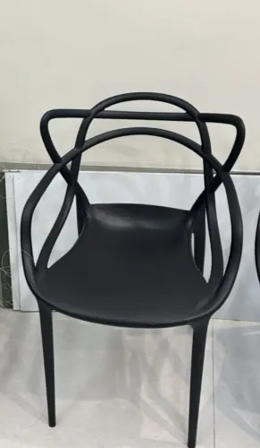 4 cadeiras modelo Masters - estilo Kartell, na cor preta, em ótimo estado.