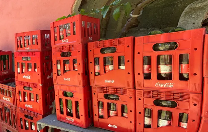 engradados cheios com garrafas, maia de 100 engradados