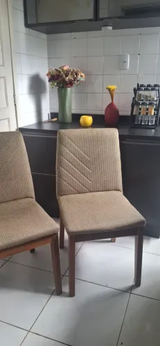 Vendo 6 , seis cadeiras de madeira diferenciada. Ela desmonta para facilitar o transporte