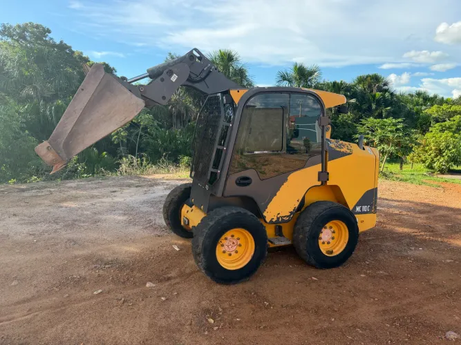 Mini carregadeira VOLVO MC110C