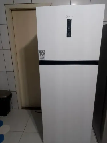 Vendo geladeira muito nova(8 anos de garantia do compressor)