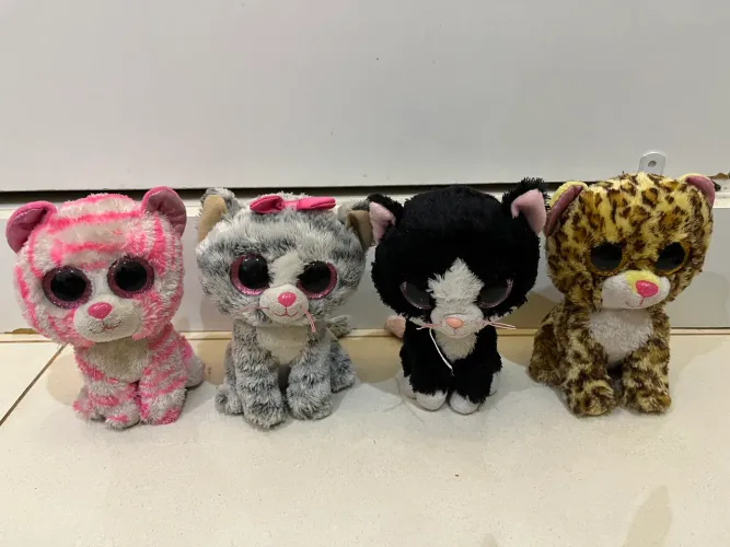 Diversas pelúcias Ty Beanie Boos (Gatos, cachorros, macaco, unicórnios?)