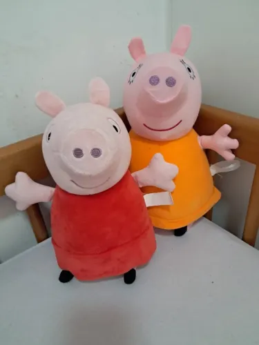 Kit 2 Bonecos De Pelúcia Peppa Pig E Mamãe Pig Infantil