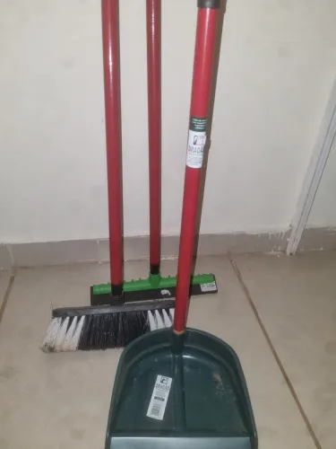 Vendo, Garrafão de água mineral novo, bacia, vassoura, rodo, pá.