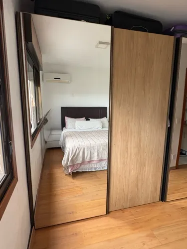 Roupeiro com duas portas de correr