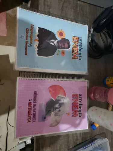 2 cadernos Questões por Assuntos ENEM