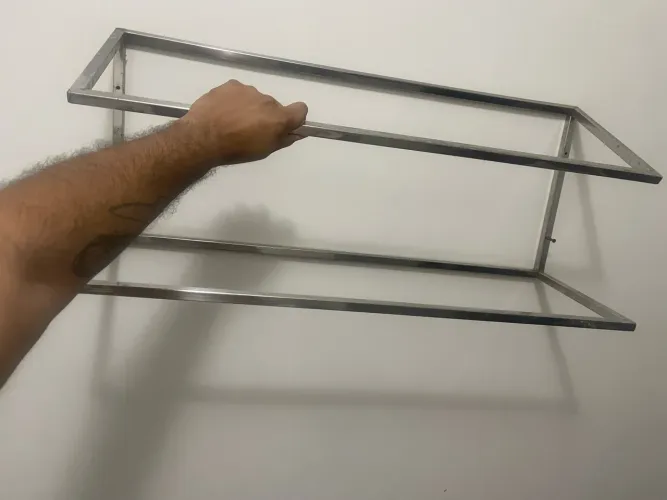 Suporte para comentadora de parede em inox para pizzaria