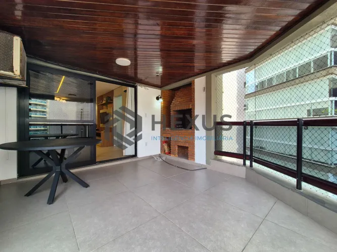 Apartamento reformado com varanda gourmet e vista mar na beira mar da Praia das Asturias,