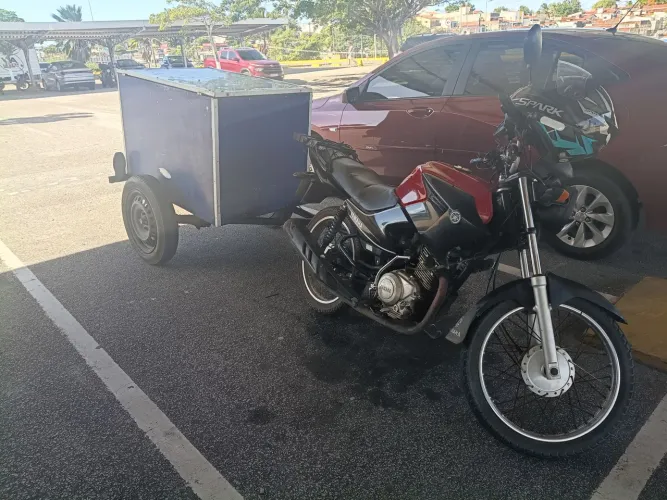 Carrocinha e moto juntos